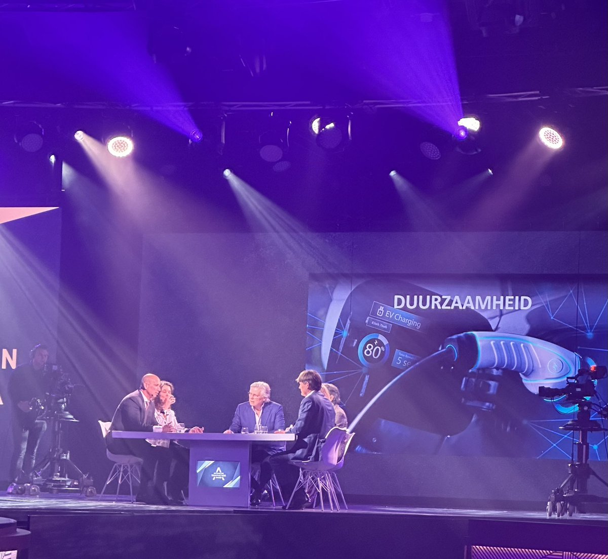 <a href="/AIAwardNL/">AIAward</a> Roelof Hemmen in gesprek met interessante tafelgasten over de uitdagingen binnen de automotive-industrie #AIAward #toekomst #AIA2024