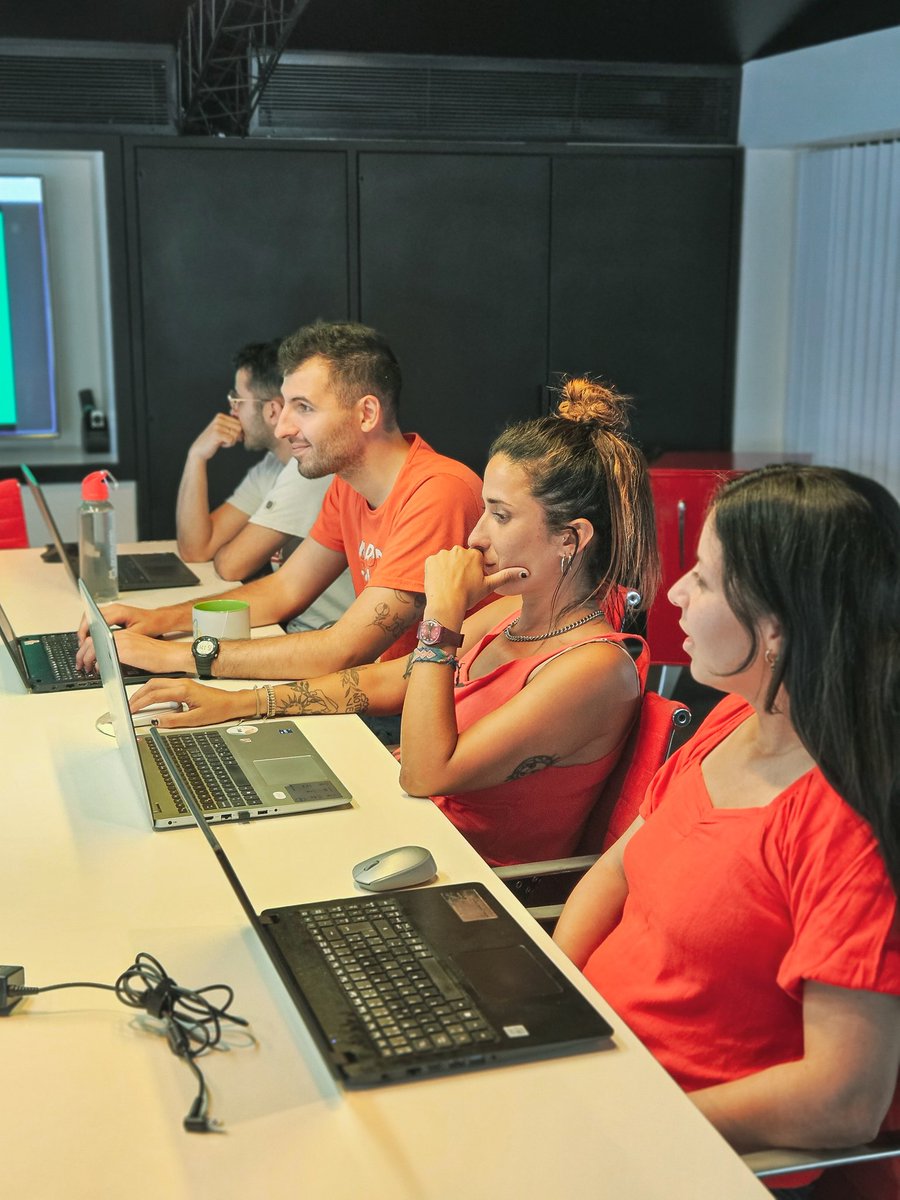 La semana pasada iniciamos un nuevo ciclo de Charlas de Diseño en #Prosumia. ❤️💚💛 

Son encuentros de conversación colaborativa entre áreas donde despejamos dudas sobre nuestra identidad de marca y también ampliamos nuestros conocimientos.

Este primer encuentro tuvo como tema