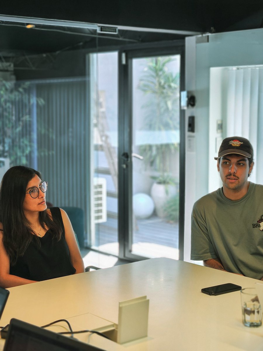 prosumia's tweet photo. La semana pasada iniciamos un nuevo ciclo de Charlas de Diseño en #Prosumia. ❤️💚💛 

Son encuentros de conversación colaborativa entre áreas donde despejamos dudas sobre nuestra identidad de marca y también ampliamos nuestros conocimientos.

Este primer encuentro tuvo como tema central el ‘’Branding emocional’’ ✨ y fue guiado por Lucía Ortellado, nuestra Head de #Diseño. 🤩