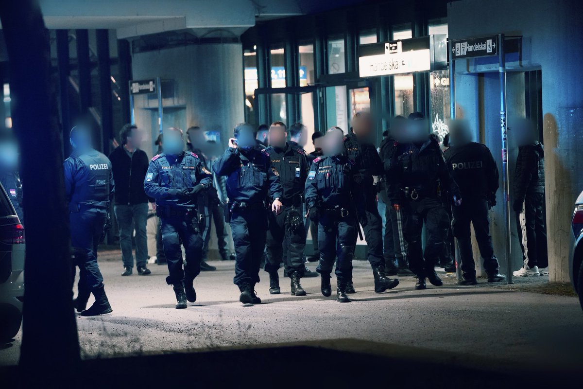 Esterreicherr's tweet photo. Einen Tag nach dem Großeinsatz am Wiener Handelskai, der durch einen Raufhandel ausgelöst wurde, kam es heute gegen 18:30 erneut zu einem Polizeieinsatz.
Mehrere Jugendliche flüchteten vor der Polizei und wurden anschließend angehalten.
#Handelskai #Wien https://t.co/xQm8lnpkl0
