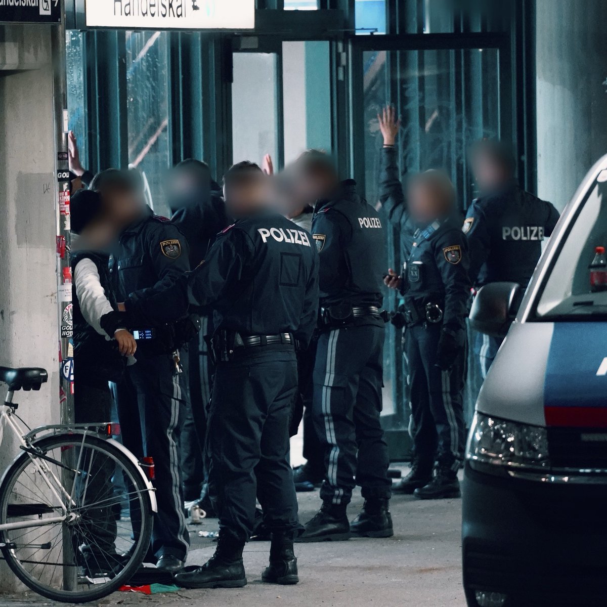 Esterreicherr's tweet photo. Nach nicht bestätigten Informationen soll es sich erneut um einen Raufhandel gehandelt haben.
Im Einsatz waren die Bezirkspolizei, die Bereitschaftseinheit und die Sondereinheit PDHE.
#Handelskai https://t.co/DTnAXSTryx