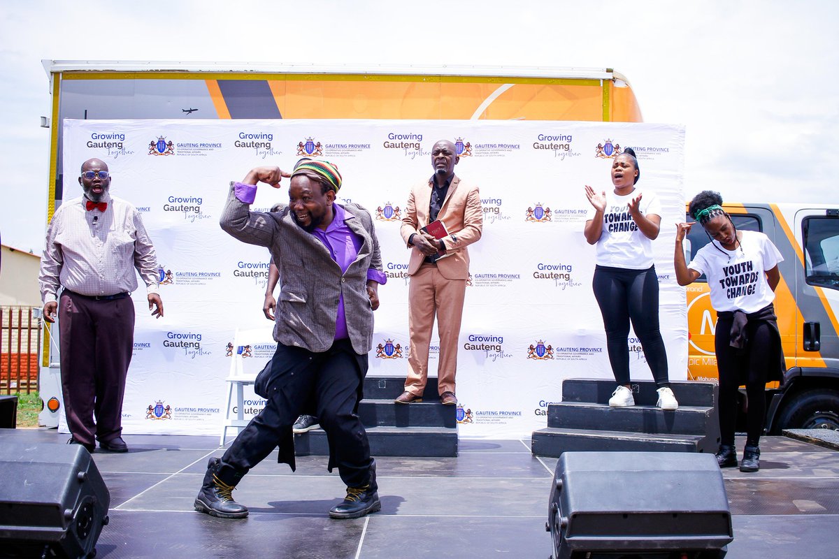 MahumaGroup's tweet photo. Our #MahumaCrushMonday this week goes to the one and only Khutso Matlala who is an only an amazing actor and a blessing to watch on stage, he is also our stage manager!!!

We love your work Khutso, you're the best!!! Send your love to Khutso in the comment section🎭🎭🎭 https://t.co/g19jwEcqo0