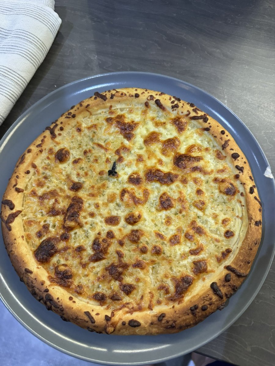 rackers_92's tweet photo. @chicagotown looking forward to my Garlic Bread with added screw seasoning tonight 🤯🤯🤯 absolute disgrace #pizza #chicagotown https://t.co/jWab3TbKDj