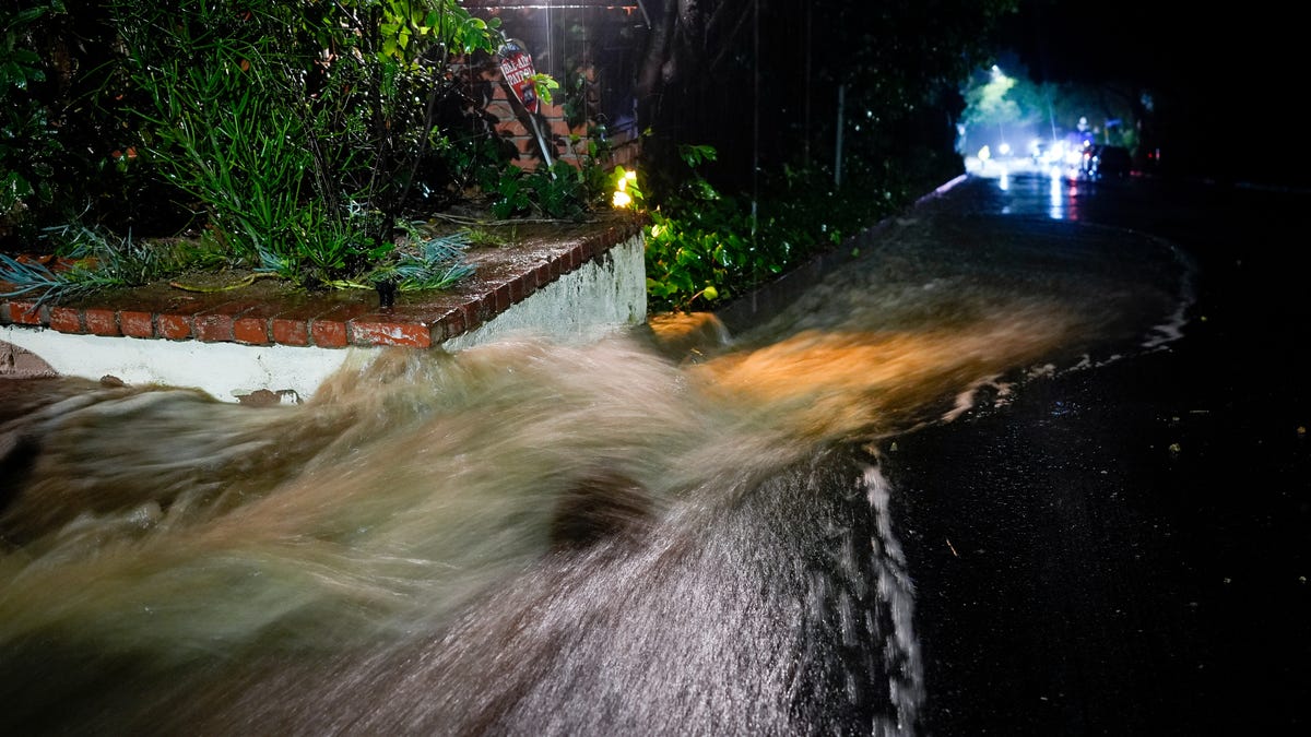 Photos: California's Coastline Under Siege by Atmospheric River dlvr.it/T2Lg3Y