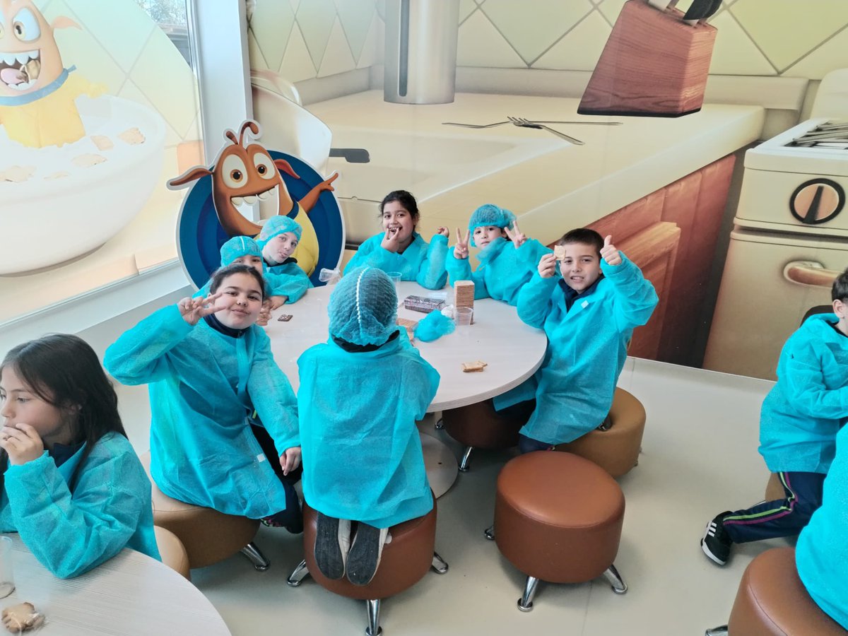 fecdjb's tweet photo. Los alumnos de 3º de primaria han pasado una mañana muy dulce en la fábrica de #cuetara 
@colegiosfec @fecdjb https://t.co/TIZKkNBJ7q