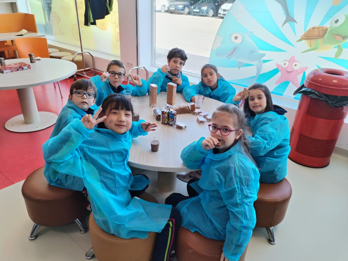 fecdjb's tweet photo. Los alumnos de 3º de primaria han pasado una mañana muy dulce en la fábrica de #cuetara 
@colegiosfec @fecdjb https://t.co/TIZKkNBJ7q