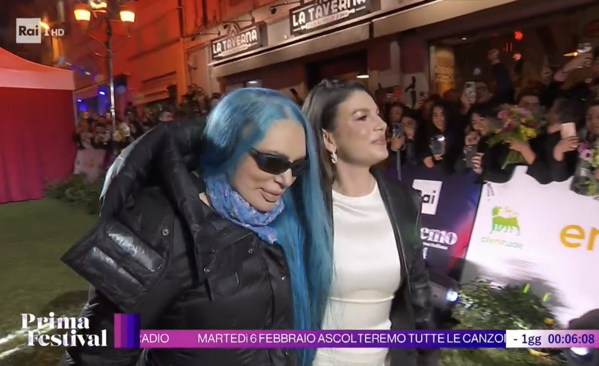 MarioManca's tweet photo. La tenerezza di Emma che prende a braccetto Loredana Bertè che arranca sul Green Carpet 💚 #sanremo2024 https://t.co/QmSFEp6klR