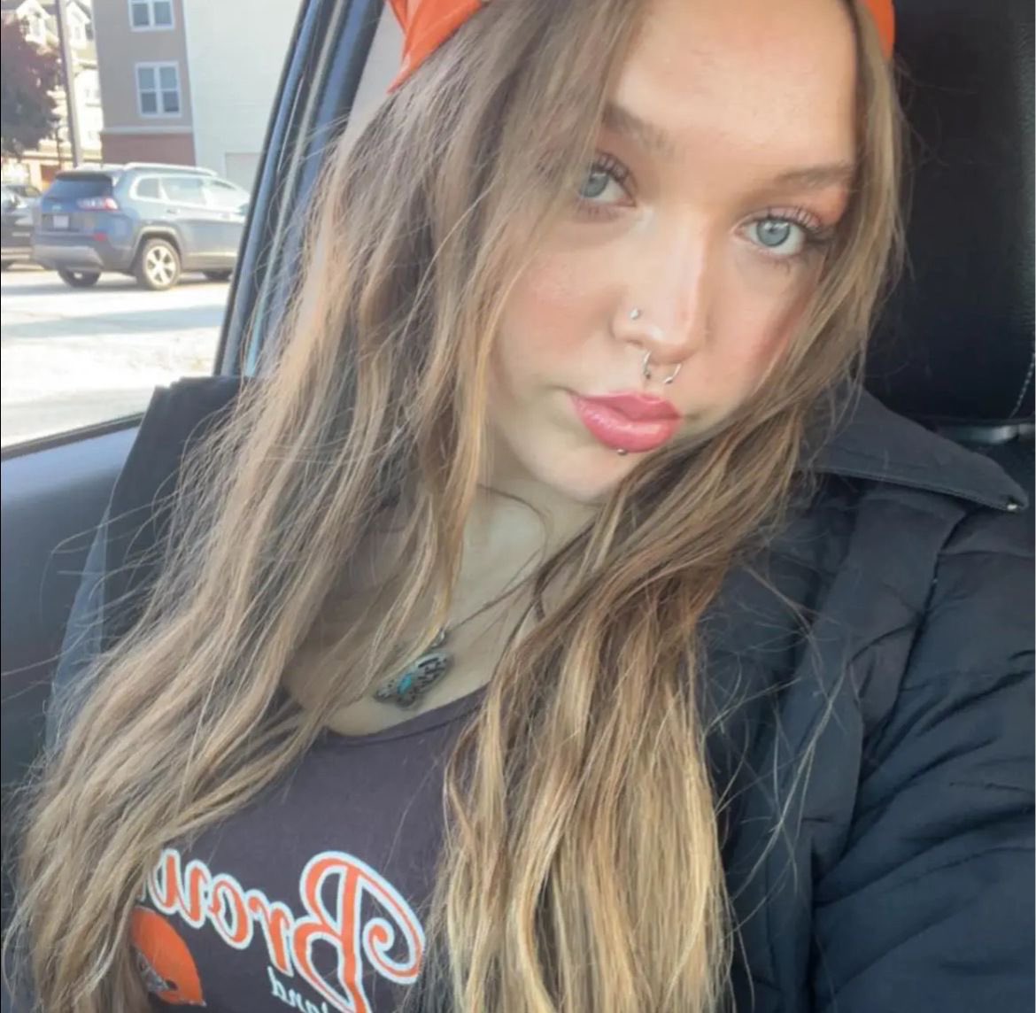 StopAntisemites's tweet image. UPDATE: these two women have been identified as Rosemary (Rosie) Awad (left) and Kaia Pesek (right).

Both are students Cleveland State; Awad in the Electrical Engineering/CompSci department and Pesek states she is pre-med.

Do these students represent the value you wish to…