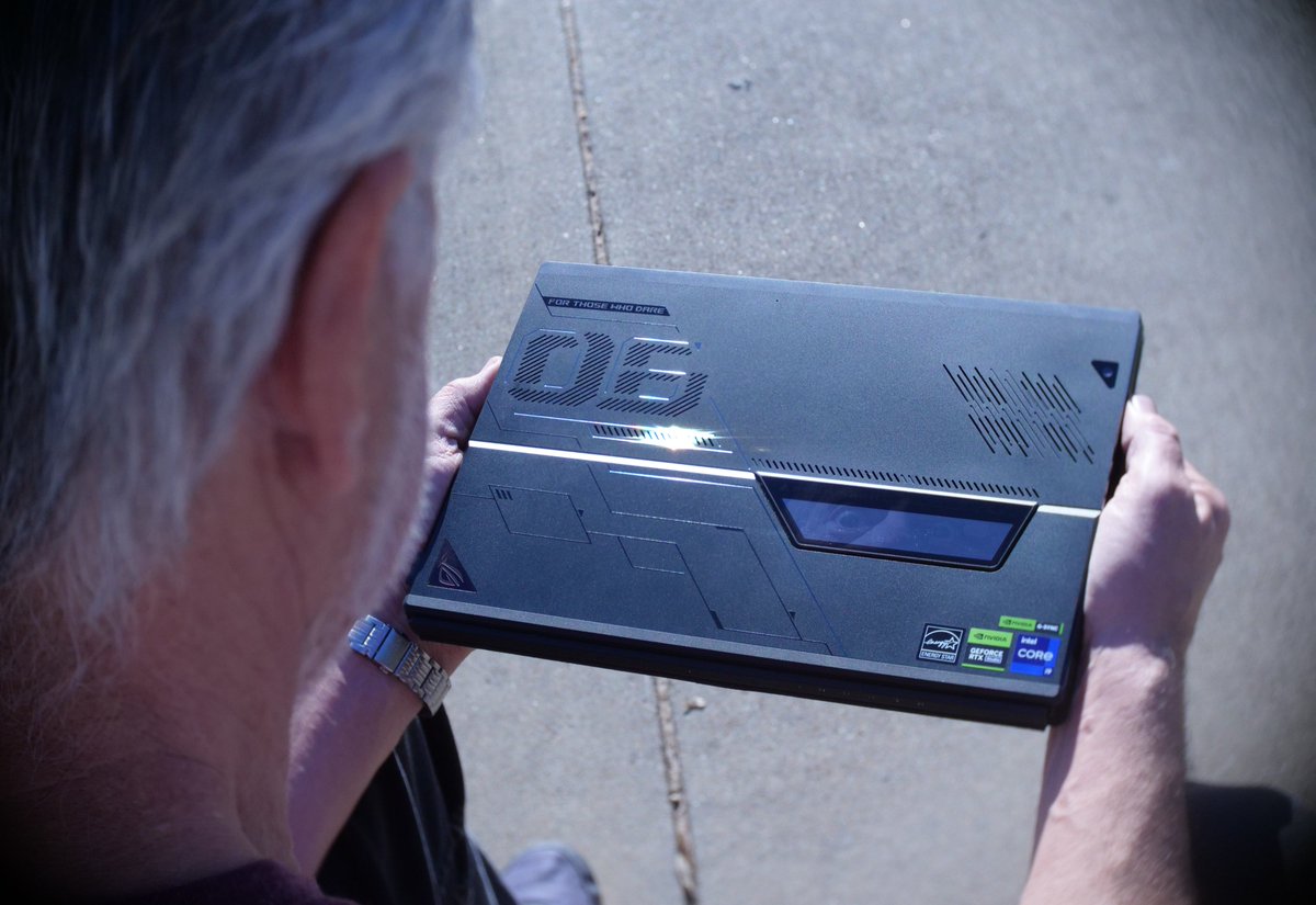 NoodleVEVO's tweet image. promised my dad I’d gift him the next laptop @asus_rog sent, but I also want to keep what they give me. they said they’d send him a #FlowZ13 for the holidays if I tweet about it (thank yuo asus)