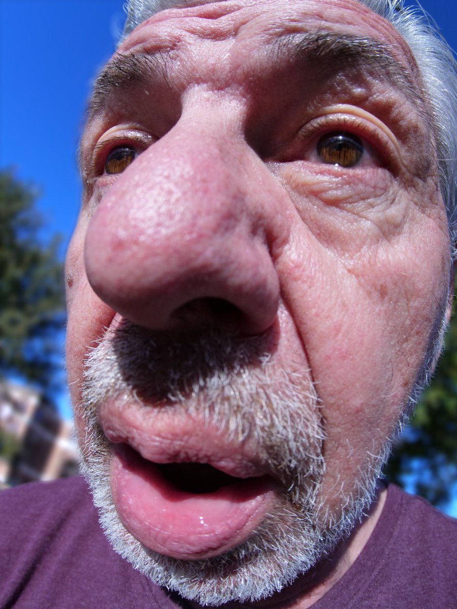 NoodleVEVO's tweet image. promised my dad I’d gift him the next laptop @asus_rog sent, but I also want to keep what they give me. they said they’d send him a #FlowZ13 for the holidays if I tweet about it (thank yuo asus)