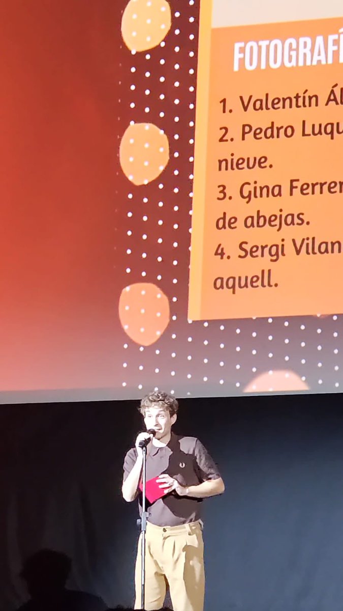 Santiago Vaca, actor de “La Sociedad de la Nieve”, recoge la Medalla de Mejor Fotografía de Pedro Luque. 

#79MedallasCEC