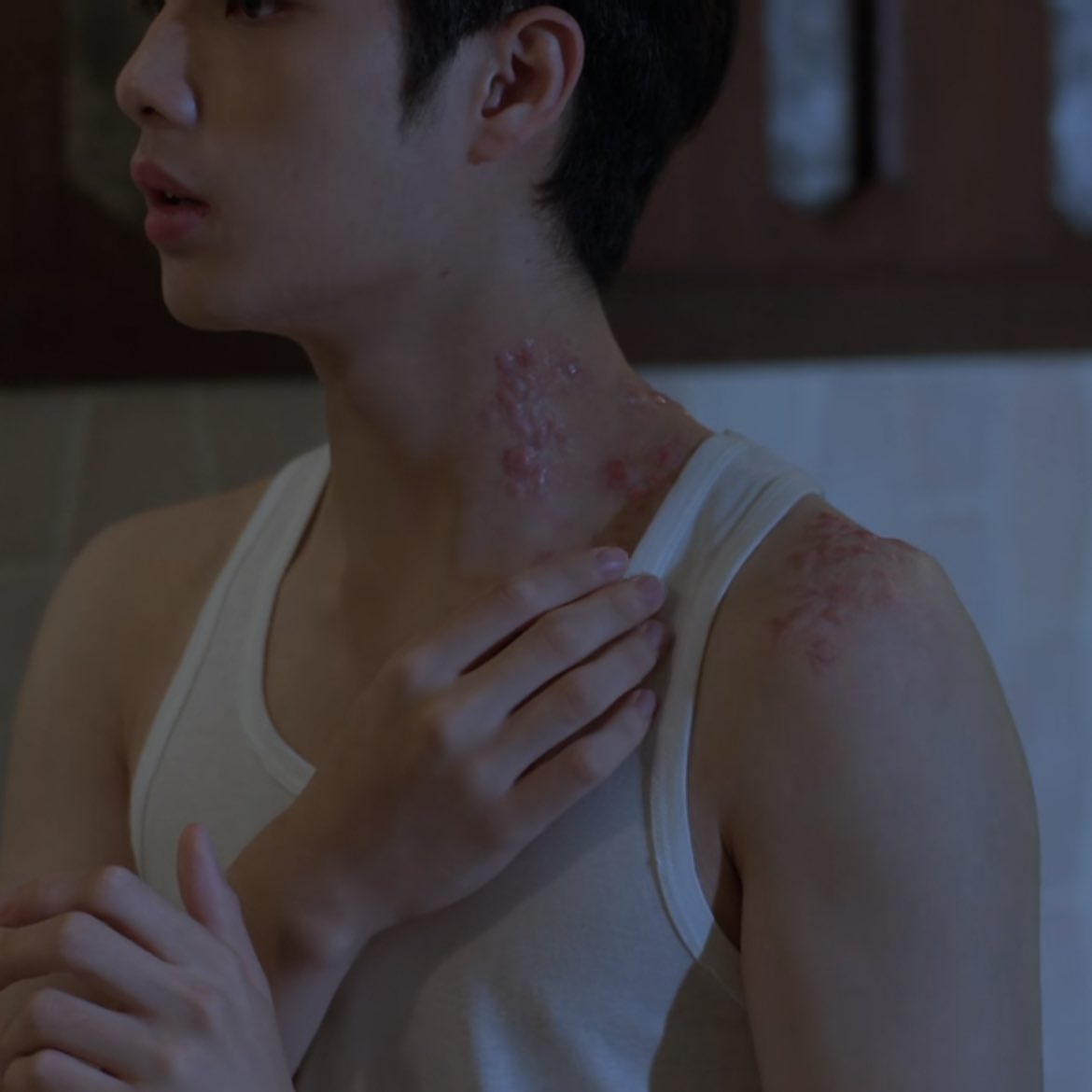 thatgirllainie's tweet photo. #DFF_EP2: Are they being drugged because it looks like they are hallucinating or sum. If that’s the case tho one of the 8 friends is doing it …….😧😧
His skin is completely fine but he’s seeing sores
#เพื่อนตายDFF https://t.co/Laq7EVXjcw