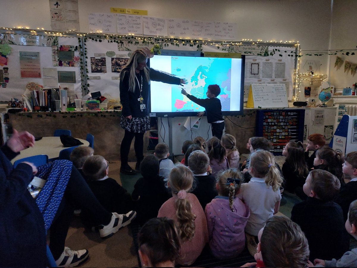 BanchoryBEEHive's tweet photo. Today in the BEEHive we started to learn about France and the French language.  We have learned to say 'Bonjour' 'Salut' and 'Au Revoir'.  #partnershipworking  @ColinBruce1980 @ClacksELC https://t.co/mZL3BJadDN
