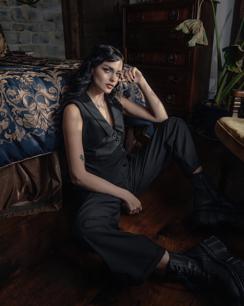 disturbiaco's tweet image. 𝓛𝓸𝓿𝓮 will have its sacrifices ⚔️

disturbia.us/collections/wo…

#disturbiaclothing #darkacademia #powersuit #powerdressing #altgirl #softgoth #altfashion #altstyle