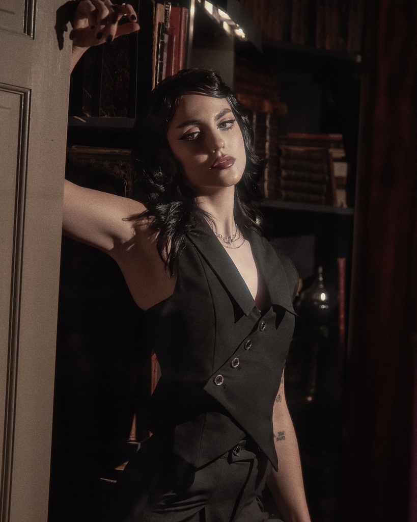 disturbiaco's tweet image. 𝓛𝓸𝓿𝓮 will have its sacrifices ⚔️

disturbia.us/collections/wo…

#disturbiaclothing #darkacademia #powersuit #powerdressing #altgirl #softgoth #altfashion #altstyle