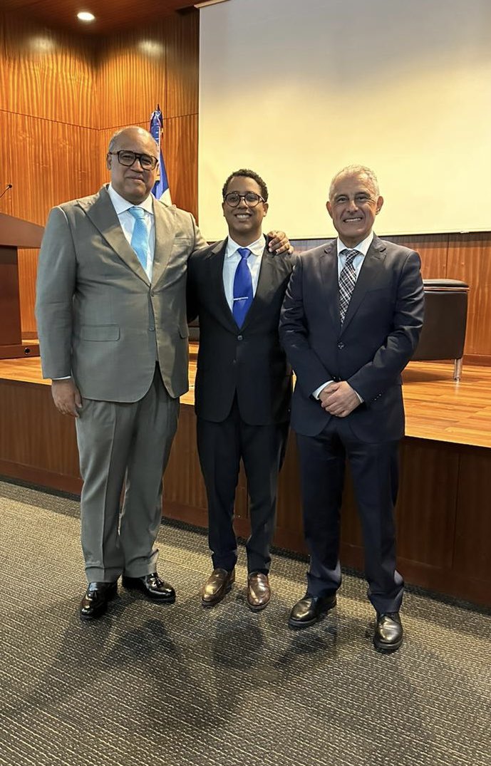 Con el Prof. Jesús María Silva Sánchez y el Prof. <a href="/miguelvalerioj/">Miguel Valerio J.</a> en la conferencia magistral sobre las Nuevas Tendencias del Derecho Penal Económico, inaugurando el centro <a href="/VJROrwell/">VJR Orwell</a>