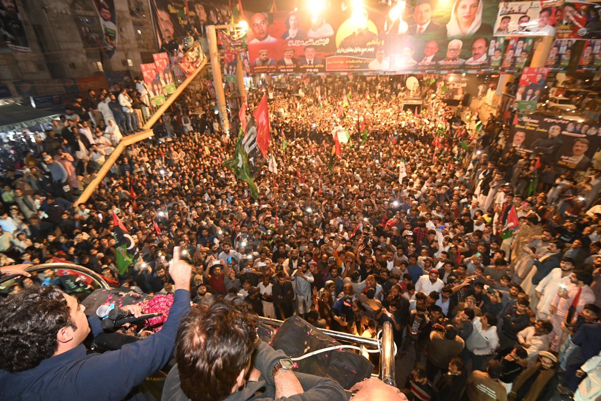 MediaCellPPP's tweet photo. یہ عوامی مجمع ہمارے عوام معاشی معاہدے کے حق میں ووٹ کی ضمانت ہے، شکریہ موسمیات کے غیور عوام
@BBhuttoZardari 
#KarachiWithBilawal 
#چنو_نئی_سوچ_کو https://t.co/bmNrhVJ61I