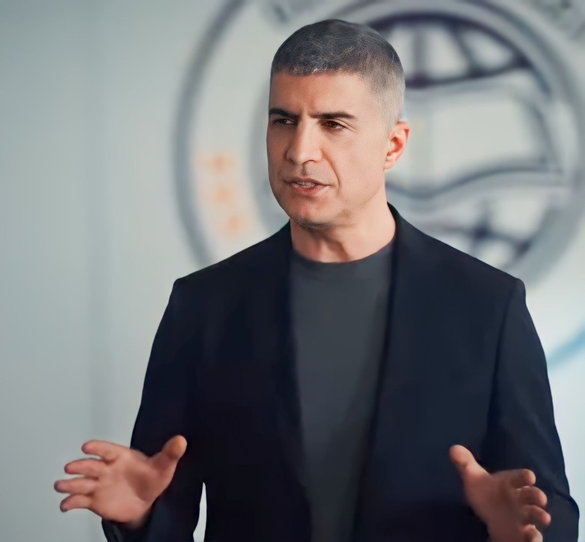 OzGreece's tweet photo. Özcan Deniz 💯🎶⭐#kızılgoncalar Dr.Levent Alkanlı #özcandeniz A very clever man ...A tender dad ...@OzcanDeniz https://t.co/wRS6cb16x4