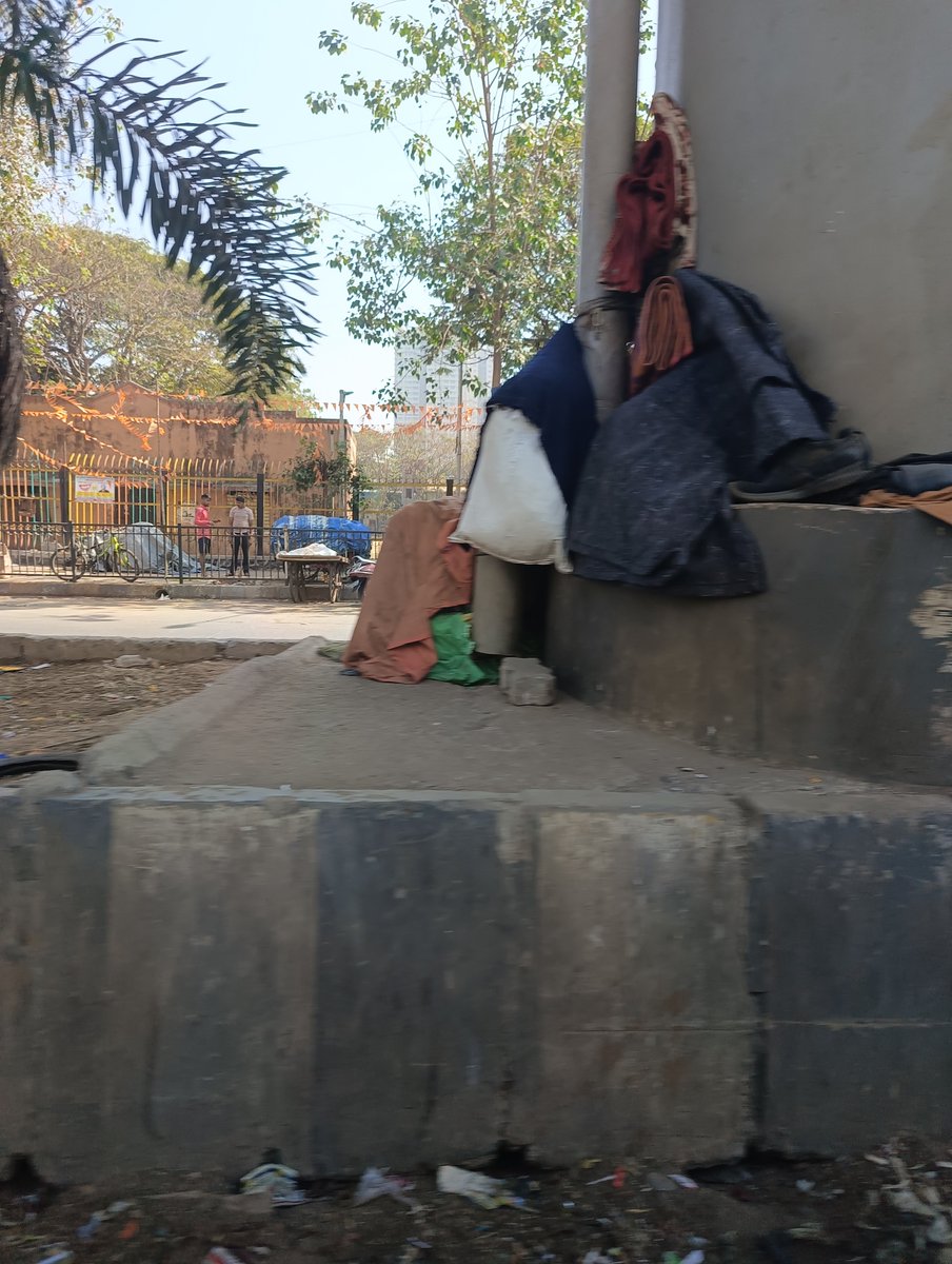 goregaonsatark's tweet photo. Footpath par Ghar! MMRDA &amp; BMC this way Mumbai will look clean &amp; beautiful? All drug addicts sit here at night! Unsafe Mumbai is becoming 
Location: Oshiwara , Opp Bhagat Singh Nagar

@mid_waytimes @Sahanasatianaat @MMRDAOfficial @mybmc @BJP4India  @MumbaiPolice @mumbaimatt https://t.co/qU2g0S6bz8