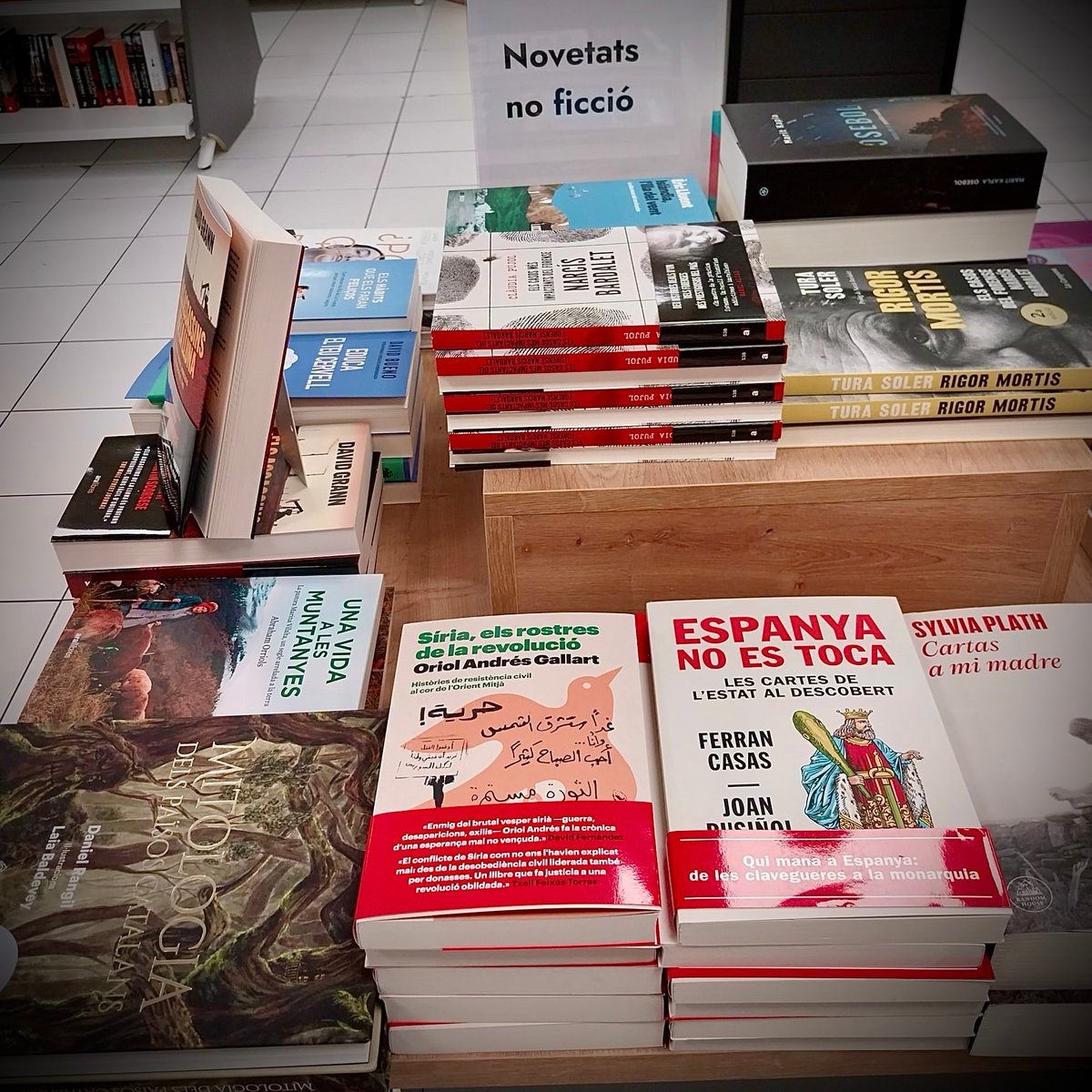 📚 I quina il·lusió que des d'avui ja es pugui trobar a les llibreries 'Síria, els rostres de la revolució'.  Hi trobareu  històries de persones que van trencar la dinàmica de silenci i mort que havia governat Síria, amb la idea que esdevingués un país on la vida s'imposés
