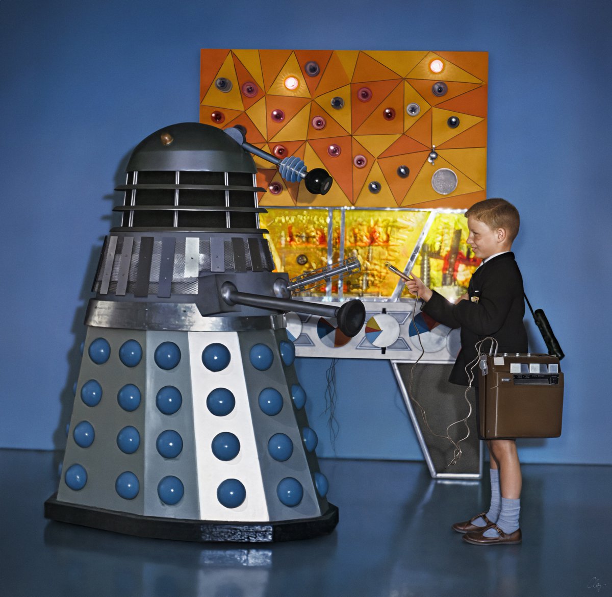 claytonhickman's tweet image. Very obscure #DoctorWho photo restoration for you today: the cover of the October 1965 issue of ‘Amateur Tape Recording’ where a boy called Peter interviews Dalek Six (on an Akai X-IV Cross Field tape machine) in front of *that* Dalek console prop.
Ko-fi: ko-fi.com/claytonhickman