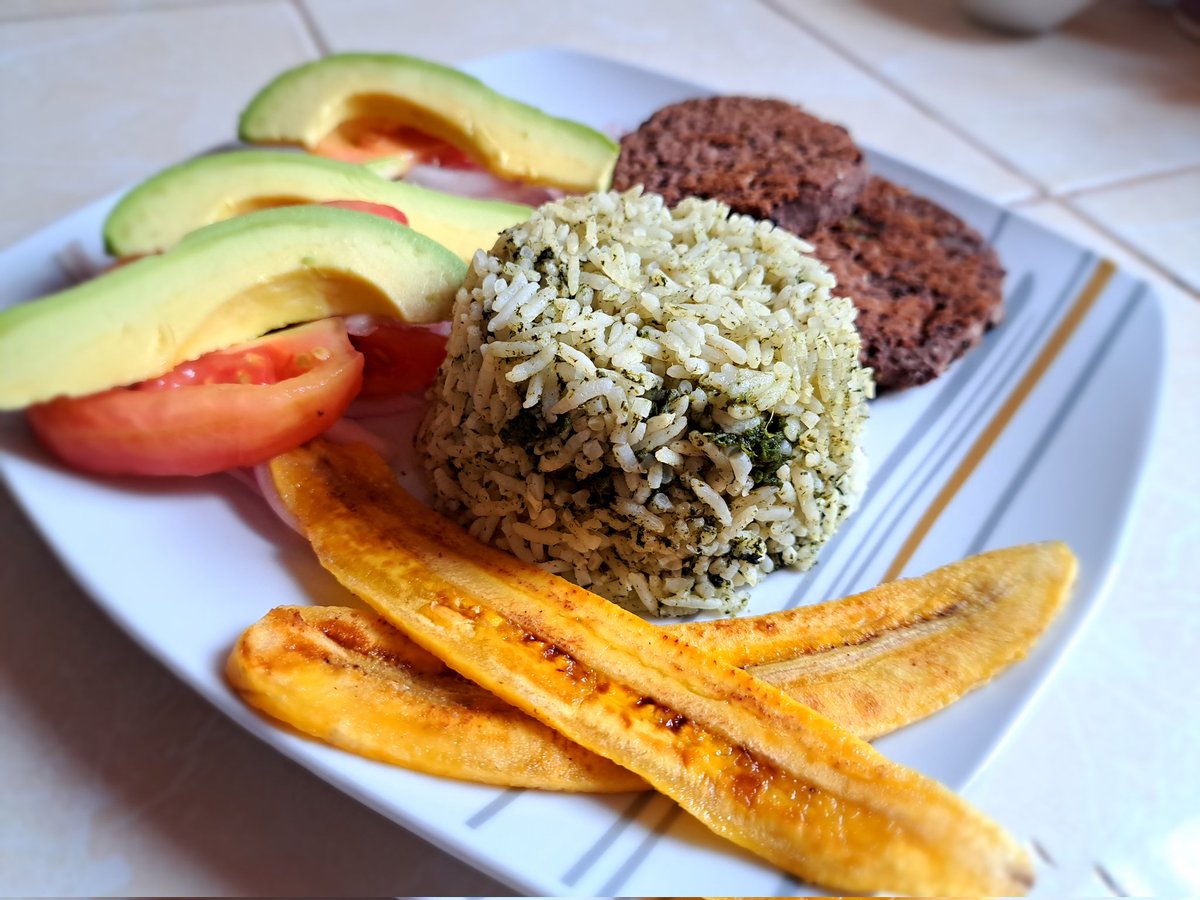 Almuerzo veggie 😍.
🌾 Arroz verde 
🫘 Hamburguesas de frijol negro
🍌 Tajadas de maduro
🥗 Ensalada fresca

Que tu alimento sea tu medicina y tu medicina sea tu alimento 😋

#alimentaciónsaludable #veggie #vidaysalud #nutricionista #vidasana