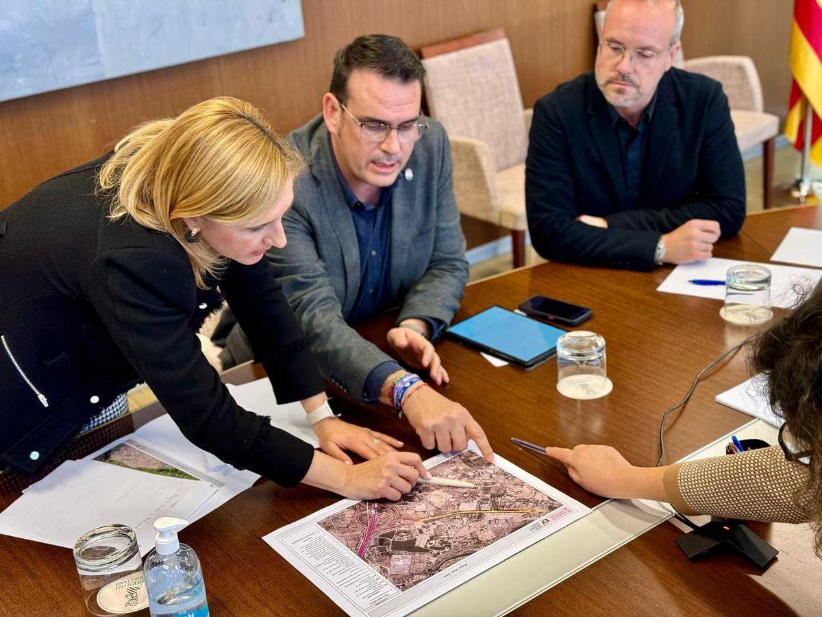 salomepradas's tweet photo. #TreballemPerATots hui amb:

🚕 Taxistes i aroport València
🏘️ Ayuntamiento de Cortes de Arenoso
🏘️ Ajuntament de Mutxamel 

Seguim 💪🏼#FentComunitat https://t.co/Cu2ZFccjdr
