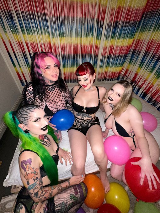 It&rsquo;s @MercyMorg birthday 🎉  Pink hair : @peggysuewin  Green hair : @planett_frankie https://t.co/d6m<a class="tags" href="/tag/mercymorg">@mercymorg</a><a class="tags" href="/tag/peggysuewin">@peggysuewin</a>