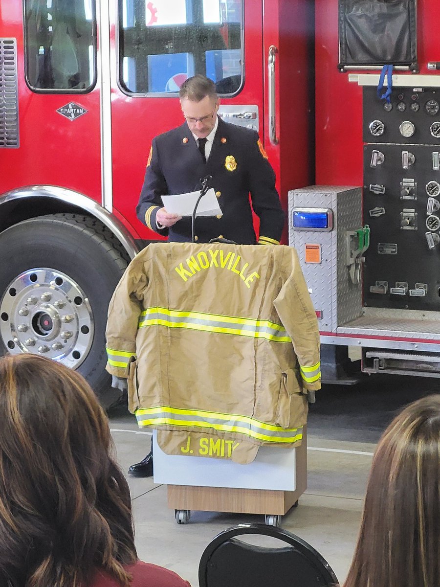KnoxvilleIAFD's tweet photo. Battalion Chief Justin Smith is retiring today aftert 20 years of service in Fire/EMS.  Justin will continue as the leader of Crisis  Canines of The Midlands.  Visit their website to learn about their mission and critical role they play in public safety.
https://t.co/3bvjesHOe7 https://t.co/0HIp6ItpML