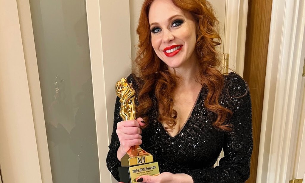 AVNMediaNetwork's tweet photo. Maitland Ward Earns AVN Award for Best Actress-Featurette https://t.co/rRR6S2ntsa @maitlandward https://t.co/ed0NHy7dtd