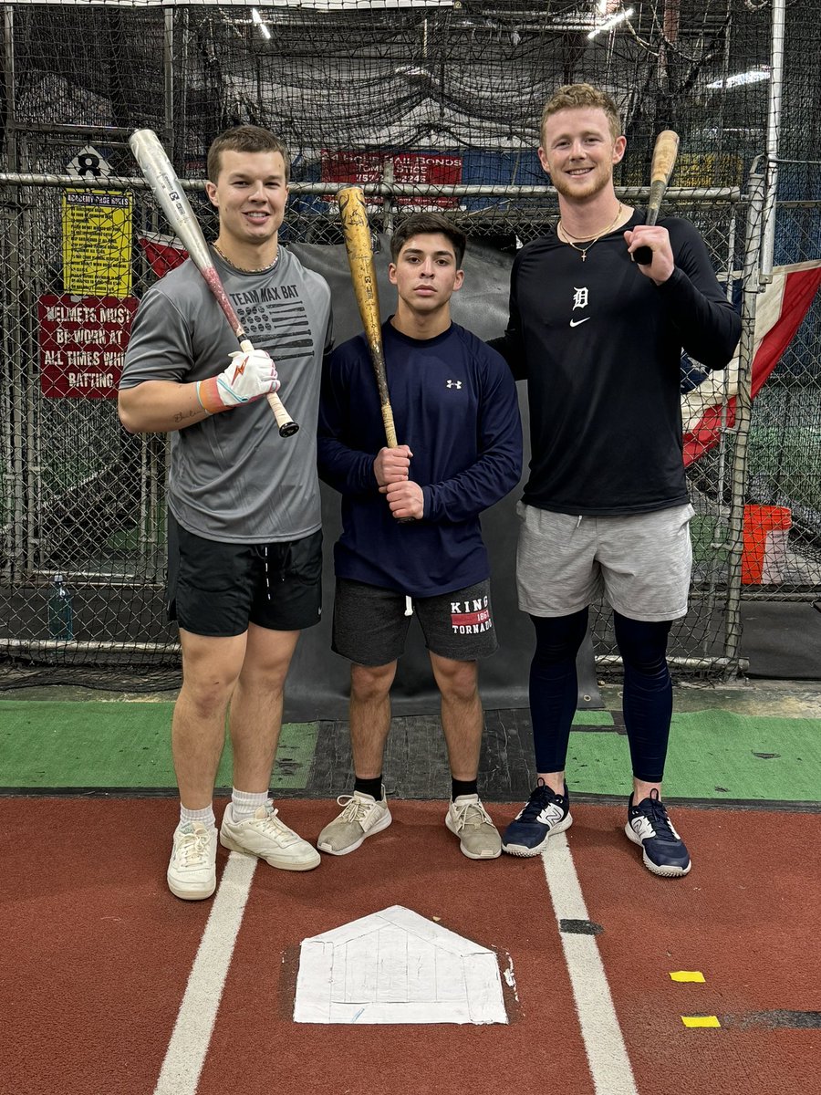 CoachHoeft's tweet photo. EMBRACE THE GRIND!!❤️THESE DUDES
@RyanHoeft4 
@justice_bigbie 
@J_Ruiz_13 https://t.co/aDgj9tqXWA