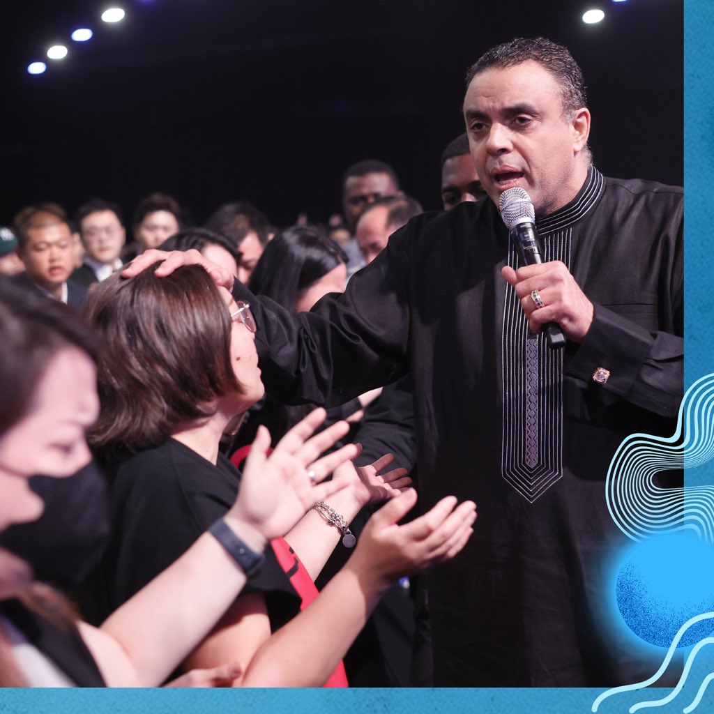 EvangelistDag's tweet photo. Enjoy these highlights from a special weekend in Singapore at City Harvest Church!

On Saturday the preaching was focused on why we must lose, suffer, sacrifice and die to self in order to be more like Christ so we can enter a new realm of fruitfulness!

#LiveFromSingapore #DHMM https://t.co/t3uIc5ywlz