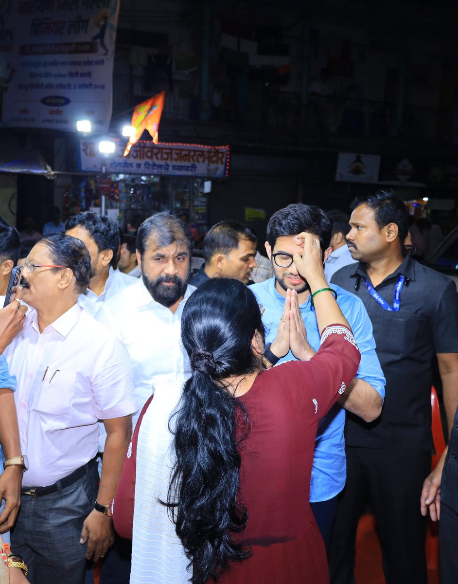 AUThackeray's tweet photo. माझ्या आमदार निधीतून करण्यात आलेल्या विविध विकासकामांचे आज उद्घाटन केले.

आज लोअर परळ येथील वार्डन वकील चाळ इमारत दुरुस्तीकरणाच्या कामाचा शुभारंभ केला. https://t.co/VyqGPrO2EM