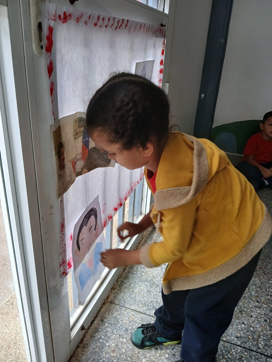 cdcectraheroica's tweet photo. Estudiantes del CEINS ANDRES BELLO, realizaron junto a sus docentes mínimos mural donde pegaron imágenes de nuestro Cmdte Chavéz en memoria del 4F. 
#FebreroAntiimperialista https://t.co/dWXFwR9bF0