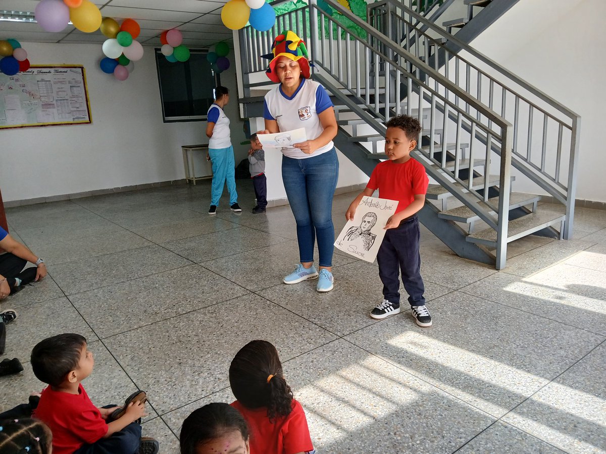 cdcectraheroica's tweet photo. Estudiantes del CEINS ANDRES BELLO, realizaron junto a sus docentes mínimos mural donde pegaron imágenes de nuestro Cmdte Chavéz en memoria del 4F. 
#FebreroAntiimperialista https://t.co/dWXFwR9bF0