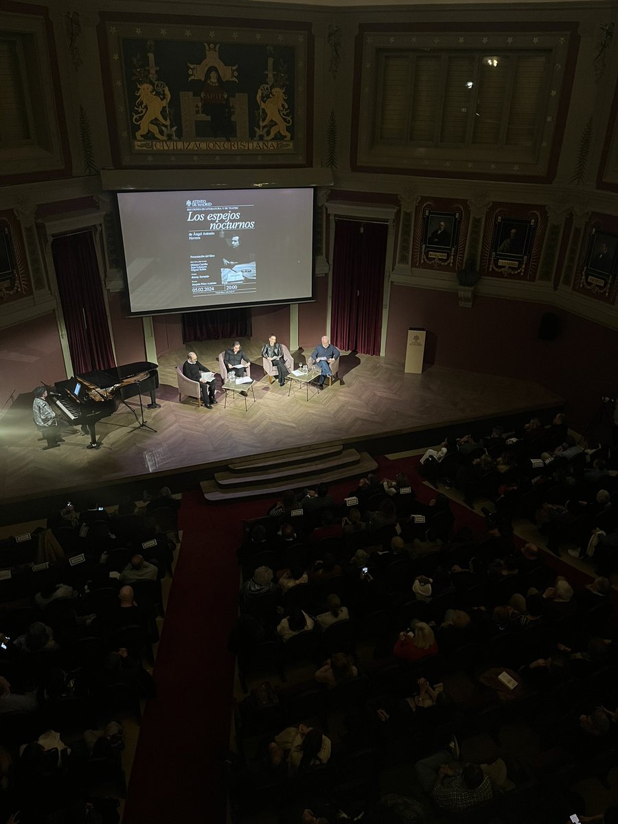 Hoy se ha presentado en la Cátedra Mayor el nuevo libro de Ángel Antonio Herrera, «Espejos nocturnos». Lo han acompañado @MonicaCarrillo, Juan Echanove y Miguel Rellán (@Bucharta), y al piano @JimmyBarnatan. Ha presentado @AzaustrePerez. Gracias por venir y disfrutar 📚❤️