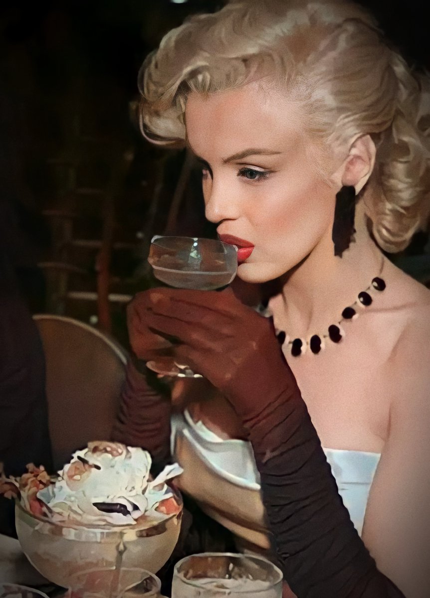 MarilynDiary's tweet photo. Marilyn Monroe at a Hollywood party in 1953. https://t.co/xp7tYErV5r