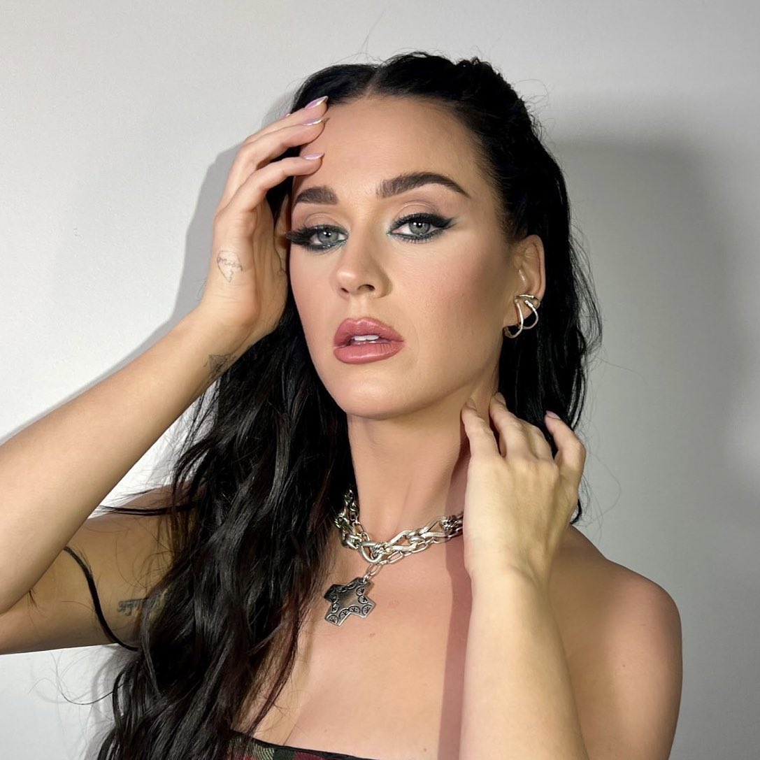 tracklist's tweet photo. 🚨 KATY PERRY NO BRASIL! 🇧🇷

A cantora irá se apresentar no país entre setembro e outubro, afirma o jornalista José Flesch. https://t.co/TrkKqzazp5