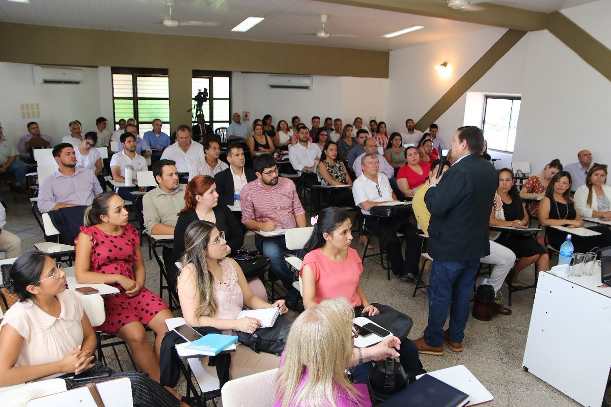 IndertPy's tweet photo. Indert, rumbo a convertirse en una institución de la excelencia. El presidente del Indert, @frarui1, disertó sobre la problemática rural. Fue en el Instituto René Cassin, de Asunción, como el lanzamiento del Diplomado en Economía y Política de Tierras.
#GobiernoDelParaguay https://t.co/xTqTirCFtE