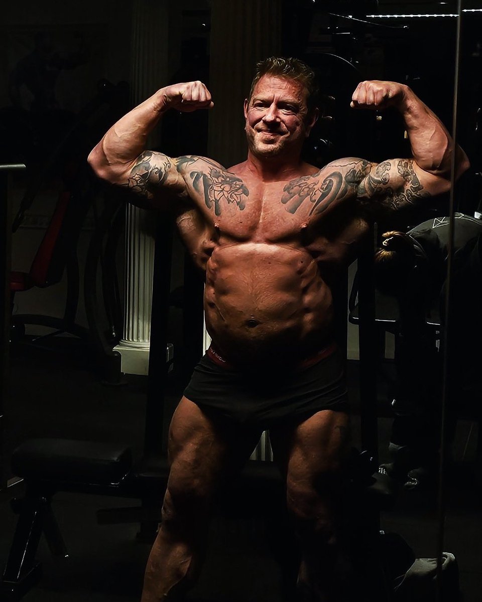 chezuma_'s tweet image. Another day at the gym 🙂

#precomp #bodybuilding