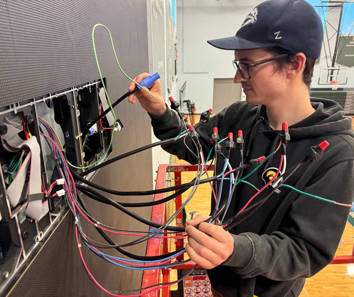 UberDisplays's tweet photo. Behind the scenes of an install at Harpeth Hall School in Nashville, TN!
#digitalsignage #LEDtechnology #LEDdisplays #LEDdisplay #UberDisplays #Animations #LED ⁠#billboard #LEDbillboard #digitalmessaging #advertising #LEDscreen #eventtechnology https://t.co/KEyl2bKsv7