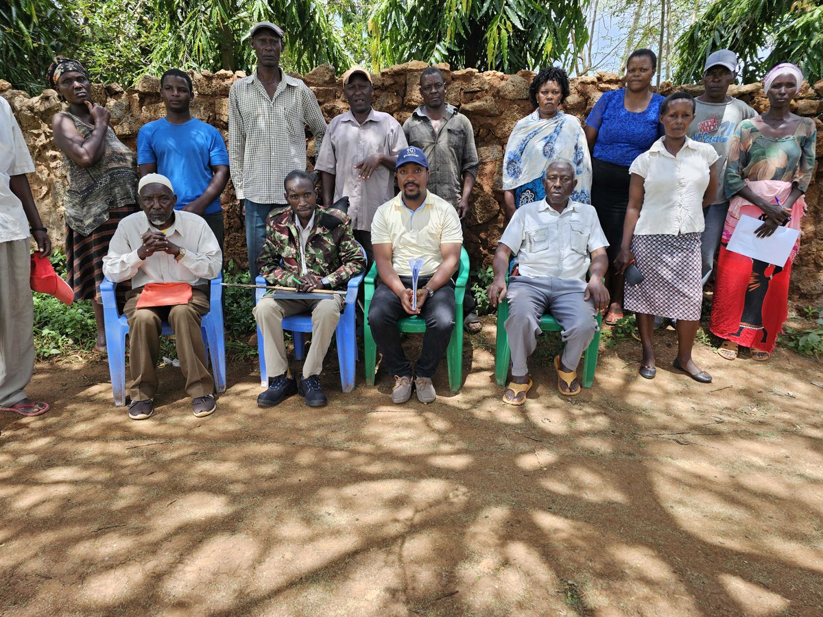 GivePowerFdn's tweet image. Last week, our team met with community members and the area chief in Makindu, Kenya. We are grateful for the support of the community and area chief as we begin the permitting process to build a new Solar Water Farm in the community.

#JoinTheCharge #GivePower #SolarWaterFarm
