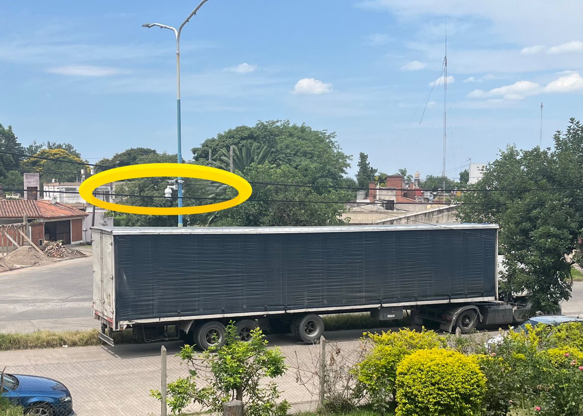 lauracearg's tweet photo. Estimada intendenta, @RossanaChahla. Podría aclararme, ¿los camiones pueden estacionarse en cualquier lado de la vía pública? Obstruyendo, además del tránsito, las cámaras de emergencia del 911 y permitiendo que la #inseguridad avance sobre los vecinos del ministro Eugenio Agüero https://t.co/HvOu3X7TzE