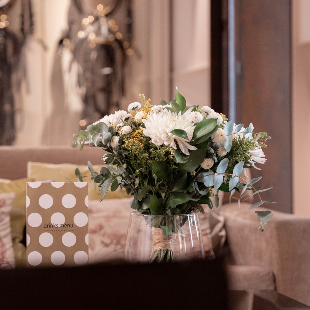 Sit back on our comfortable sofas and enjoy a great drink surrounded by fresh flowers.
Ask our staff for our drink menu and choose your favorite. 🌸🍹
Siéntate en nuestros cómodos sofás y disfruta de una buena bebida, rodeado de flores frescas. Pide nuestro menú de bebidas.