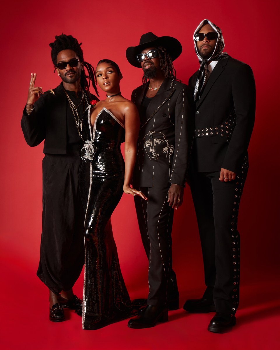 JanelleMonae's tweet photo. WONDALAND 
What a blessing it is to make art with f.a.m. for f.a.m.
Wait til they hear this next one. 😎🖤 https://t.co/n0C2Qy4akf