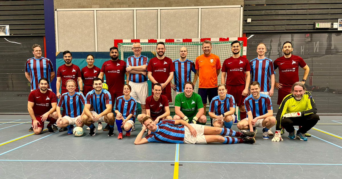Vanavond met @ArnhemRaad zaalvoetballen tegen raad en college @Gem_Overbetuwe. Het beste team heeft gewonnen. Gefeliciteerd collega’s!