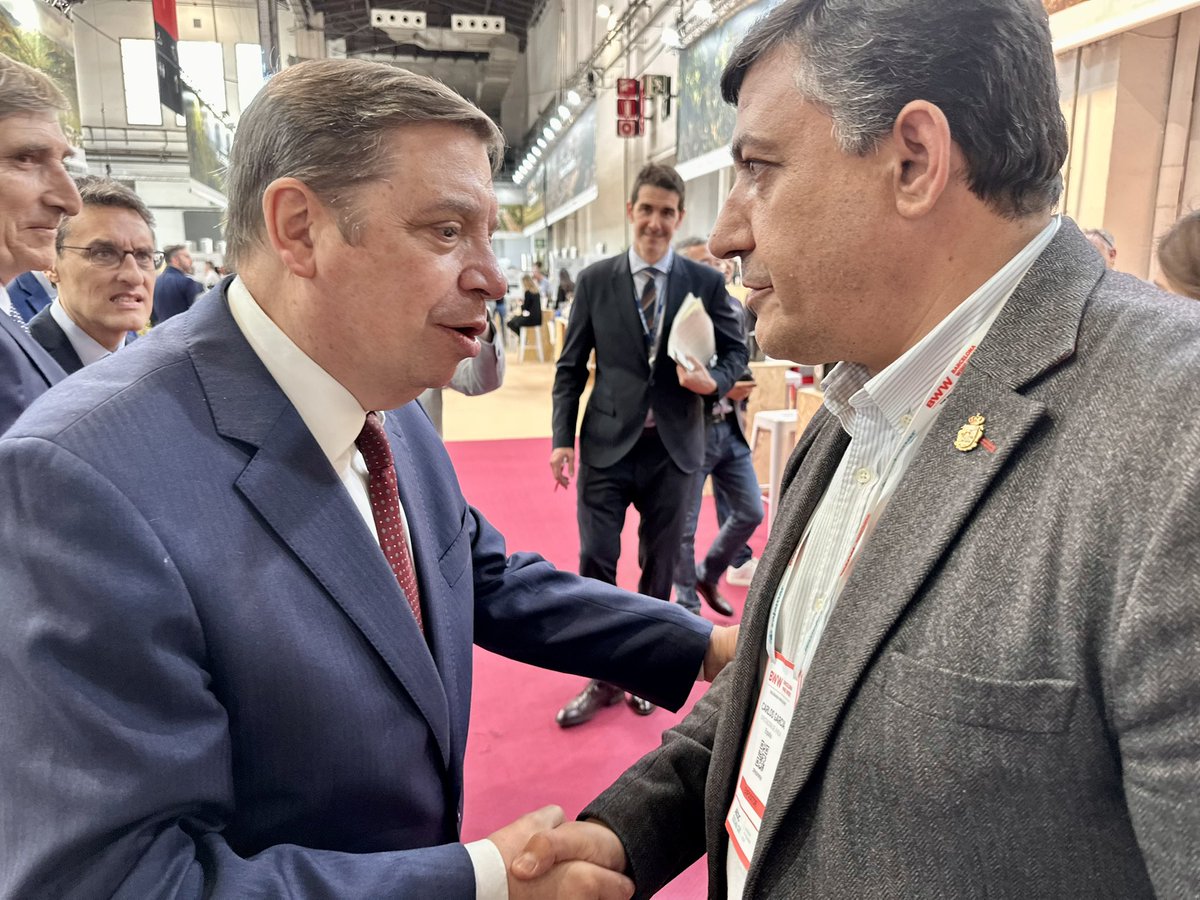 CarlosGarcia_PP's tweet photo. En la @bcnwineweek he tenido la ocasión de saludar al ministro del @mapagob, Luis Planas. Ha sido un encuentro cordial y breve en que le he recordado la urgencia de declarar zona gravemente afectada por emergencia a los municipios de #Ávila afectados por la #borrascaJuan… https://t.co/IOeiR53r2a