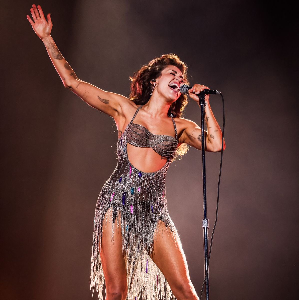 Pauparra's tweet photo. La presentación de Miley en los Grammys me dio motivación para regresar al gym. Se ve tan fuerte y tan preciosa ❤️ https://t.co/ay9v5RzHyX