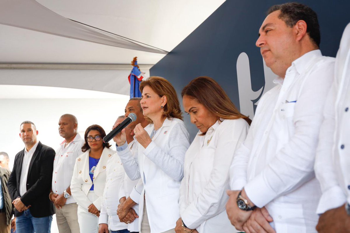 drmariolama's tweet photo. 📍Duarte

Mira qué lindo quedó el Hospital Municipal #Arenoso!

Nuestra vicepresidenta @RaquelPenaVice dejó #hoy en funcionamiento la segunda y última etapa del remozamiento y equipamiento de este hospital y así continuar asegurando más calidad en salud y verdadero desarrollo.

@luisabinader @SNSRDO @SaludPublicaRD @Comunicaciondo 

#SNSAvanza
#HospitalMunicipalArenoso