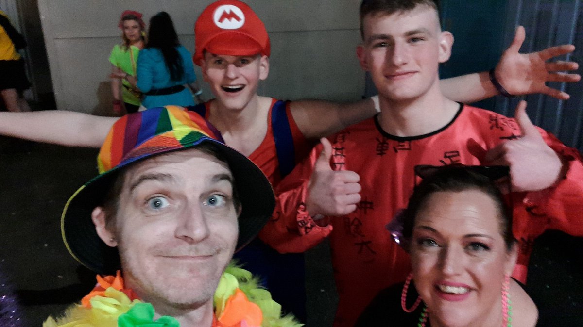 dalehay's tweet image. I'm still buzzing from that Butlin's weekend. Met, and spoke to, so many random people. Everyone was so friendly and chilled.

Got a selfie with one of our party and two lads. I did try to get Hayden (top right) to lift his top. 😂

Absolutely wonderful time!

#Butlins #Minehead